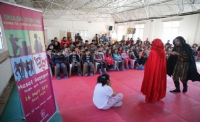 Tiyatro okula girdi öğrenciler sevindi